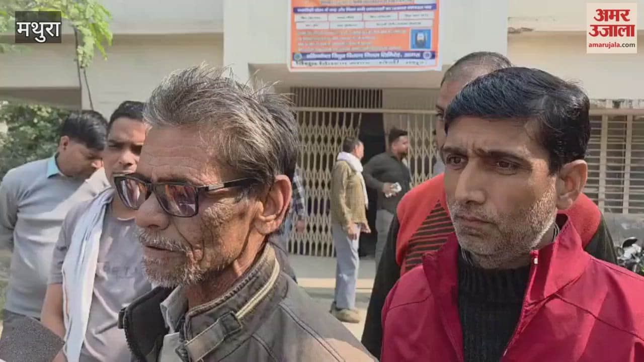 Angry employees raised slogans against SDO