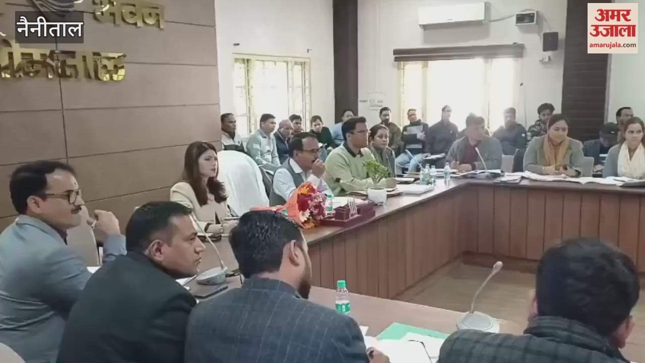 DM Lalit Mohan Raiyal reprimanded PMGSY officials in bhimtal