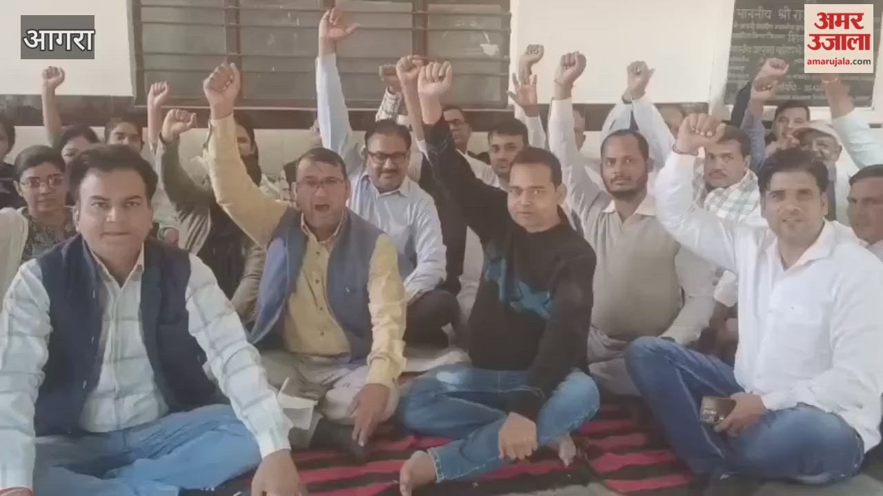 Lekhpals demonstrated in tehsil regarding their demands