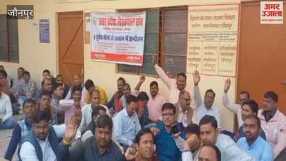 Lekhpals staged sit-in for salary hike and promotion