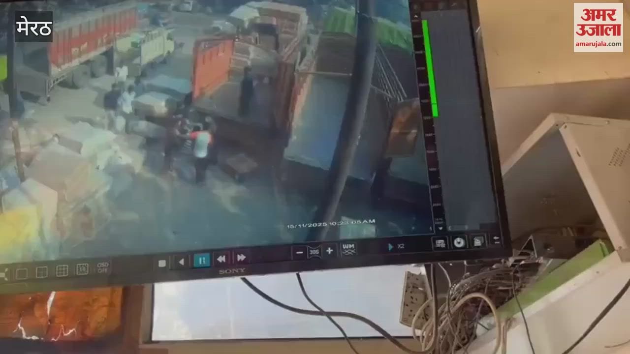 Meerut: A young man was beaten with sticks by 10 goons in Tipi Nagar.