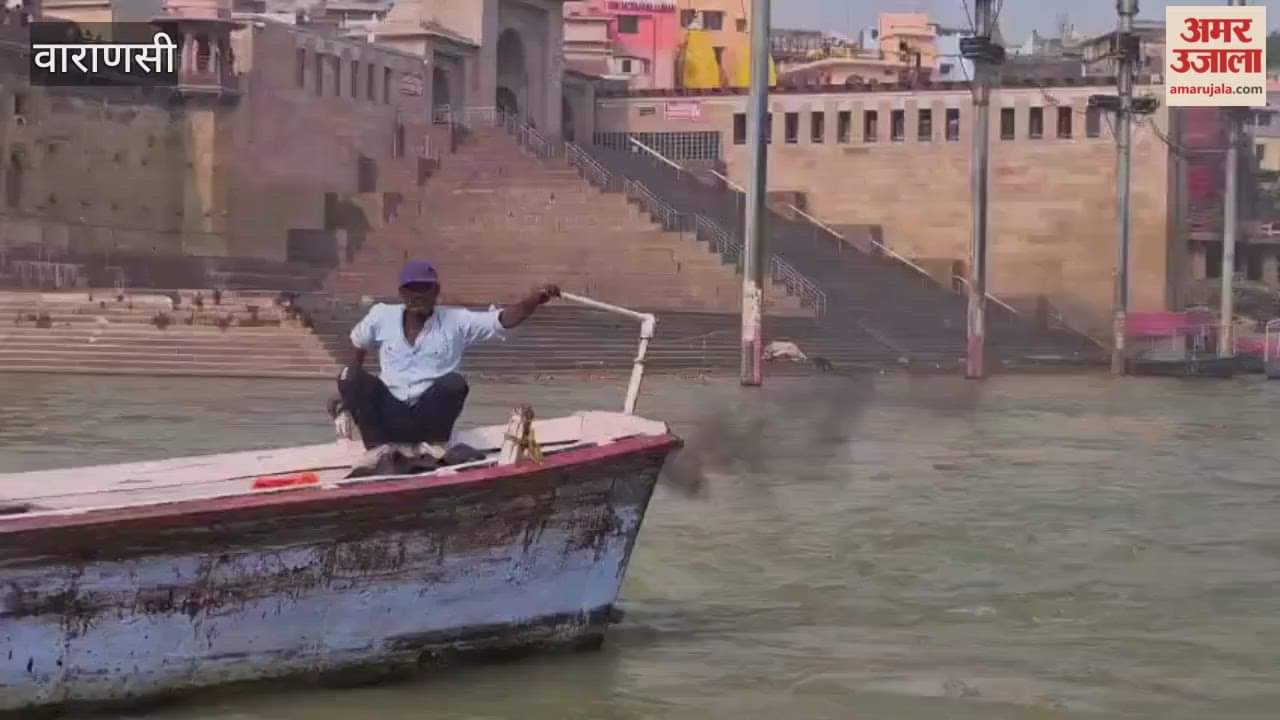 Boatwoman ferrying tourists without life jackets in varanasi