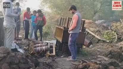 Meerut: Thieves took away the transformer after cutting the moving line.