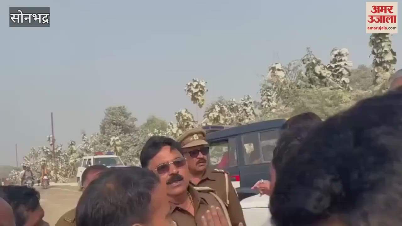 heated argument between Samaj wadi Party workers and police in Sonbhadra