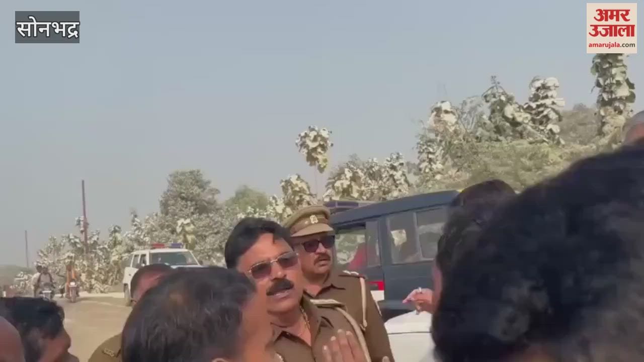 heated argument between Samaj wadi Party workers and police in Sonbhadra