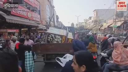 The corporation team removed street vendors from Field Ganj area in Ludhiana