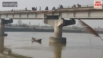 truck loaded with sugarcane fell from a bridge into the Ramganga River at night