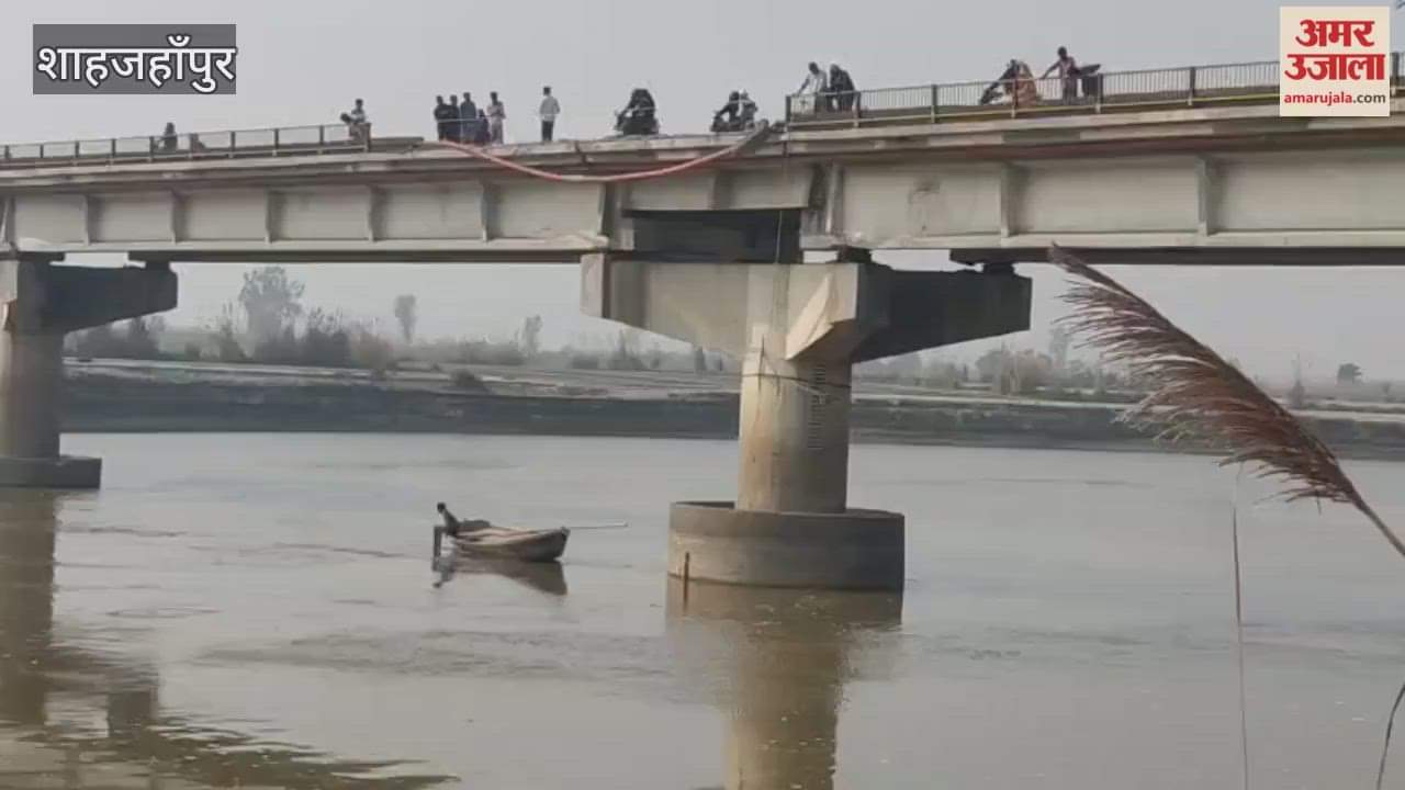 truck loaded with sugarcane fell from a bridge into the Ramganga River at night