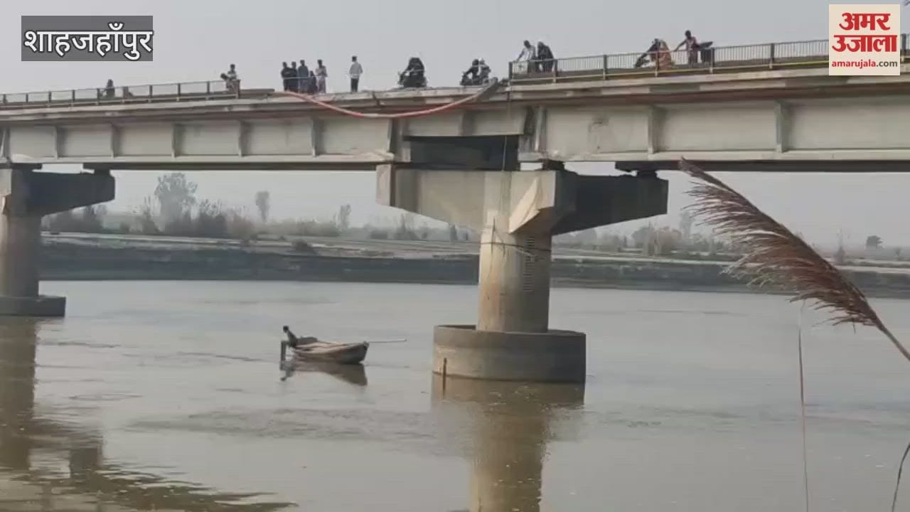truck loaded with sugarcane fell from a bridge into the Ramganga River at night