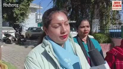 People of Daula Pithoragarh submitted a memorandum to the DM demanding relief from the electric wires hanging on the roofs of their houses