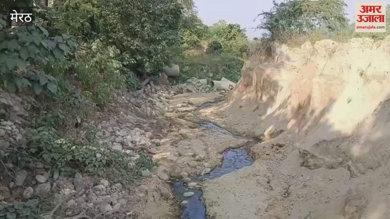 Meerut: Rain and town water in Hastinapur have turned the drain into a canal and no one has repaired it yet