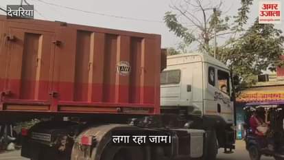 The movement of trucks caused traffic jam in the market, the responsible people remained unconcerned.