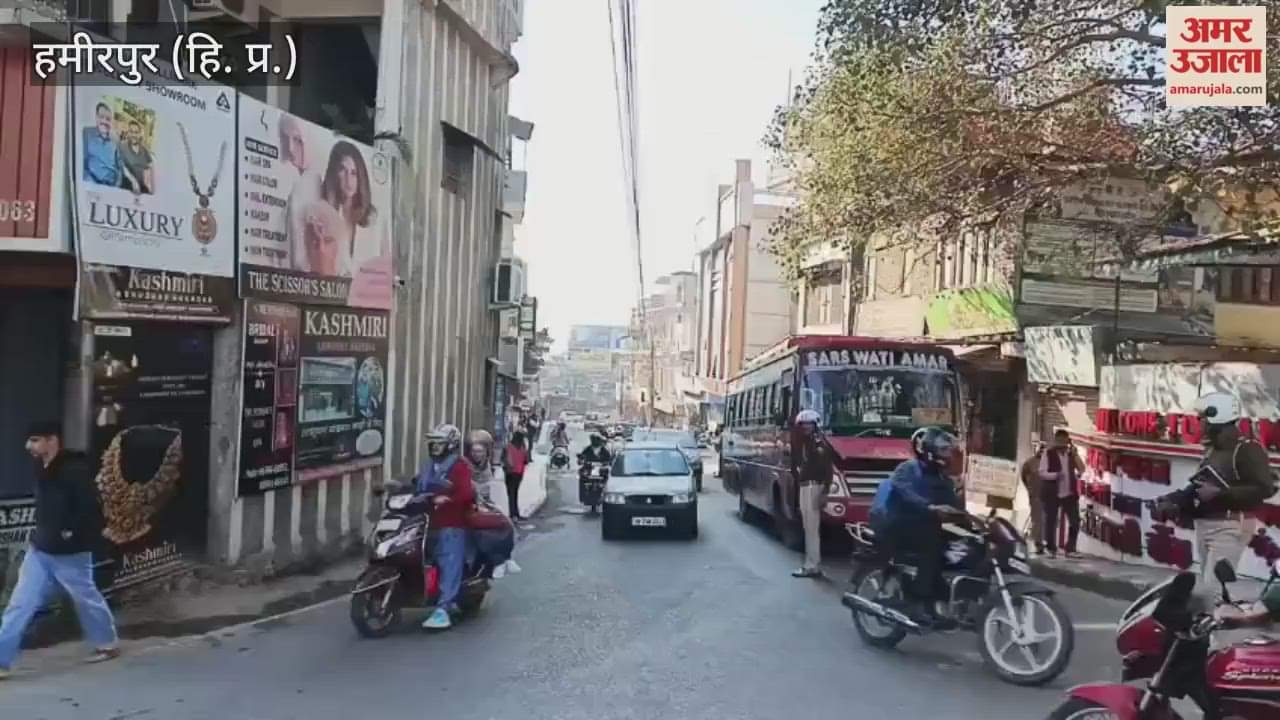 Hamirpur Private bus breaks down at Dangkawali Chowk causing traffic jam