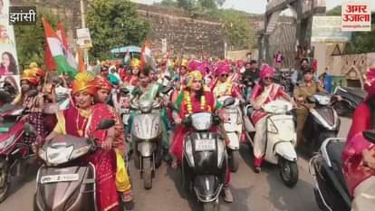 VIDEO: Brave women of Jhansi took to the streets chanting Har Har Mahadev and holding swords in their hands.