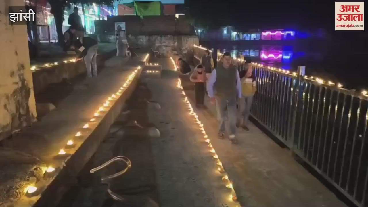 In Gursarai, Jhansi, 1100 lamps were lit to pay tribute to Rani Lakshmibai.