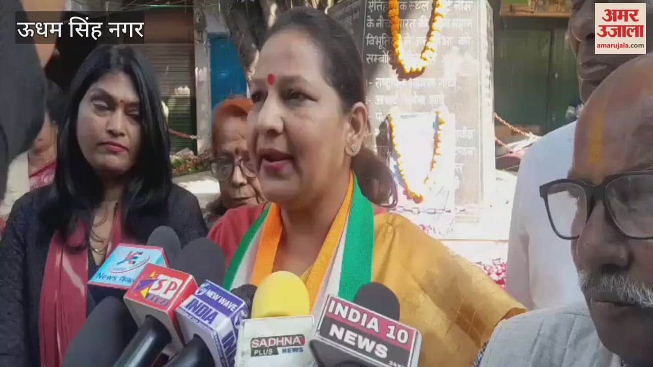 Congress workers paid tributes to Indira Gandhi on her birth anniversary in kashipur