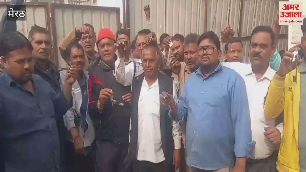 Meerut: Demonstration of vendors in Municipal Corporation after encroachment on vending zone outside Medical