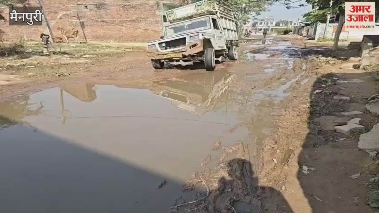 main road of Galla Mandi in Mainpuri in bad condition