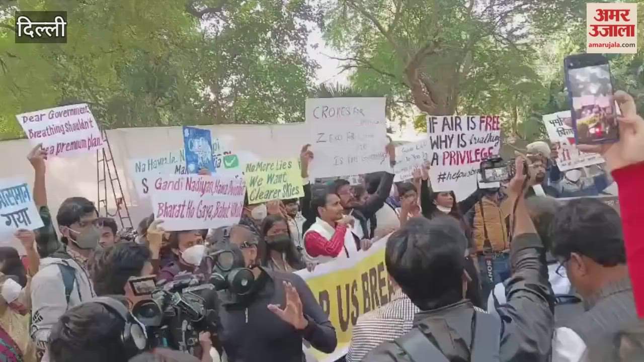 Student organizations protest against rising pollution in Delhi