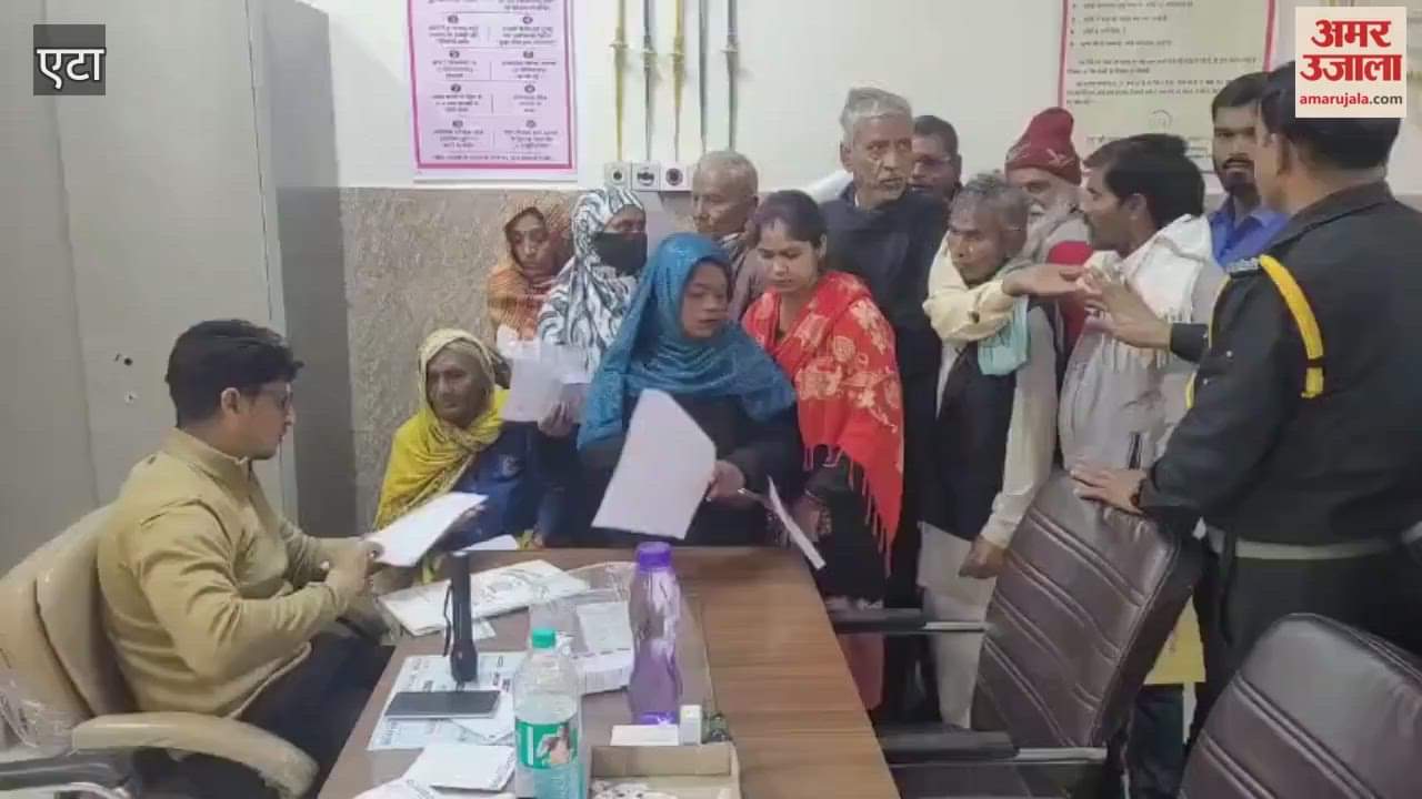 Crowd of eye patients at Etah Medical College