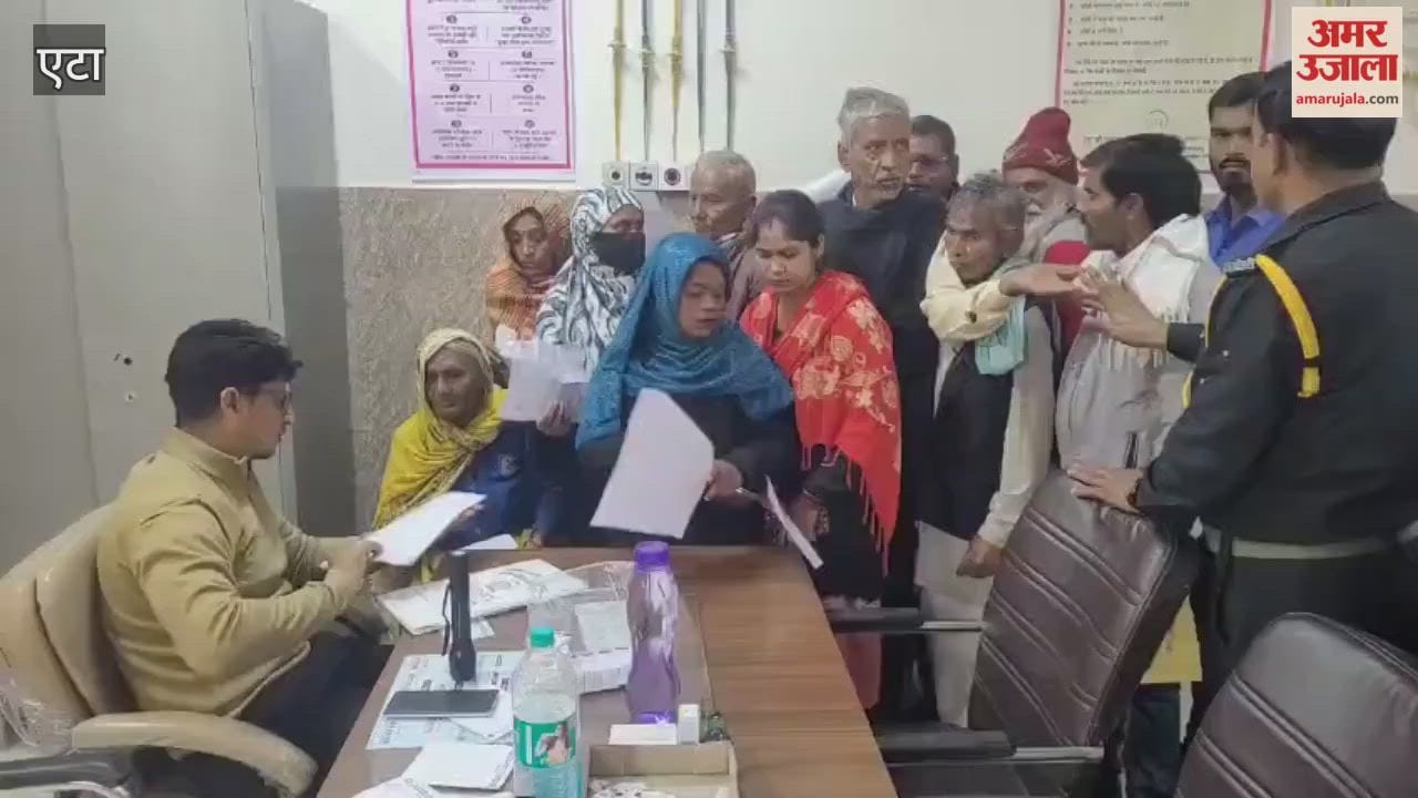 Crowd of eye patients at Etah Medical College