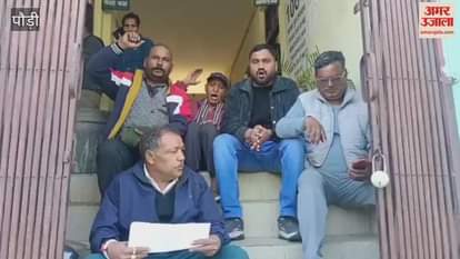 Srinagar: Water supply has been disrupted in Ward 2 for several months, with residents protesting at the Jal Sansthan office.