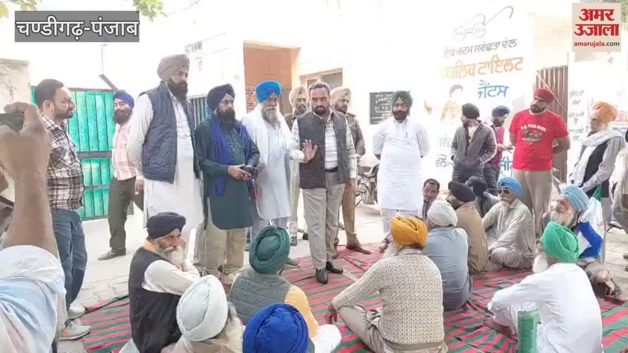 Farmers' group staged a sit-in in front of the DSP office in Jira.