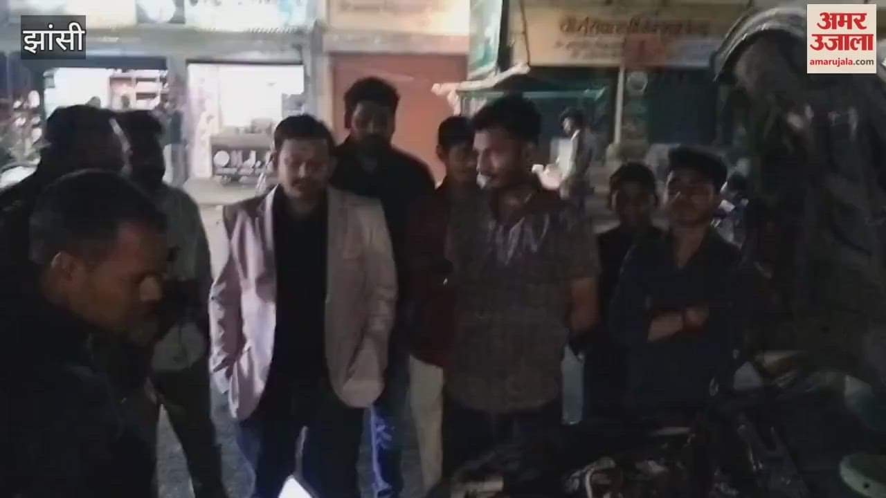 Jhansi: Car catches fire due to short circuit, major accident averted