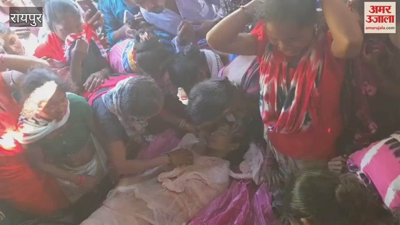 Video: नक्सली माडवी हिड़मा और पत्नी राजे का अंतिम संस्कार, मां फूट-फूटकर रोईं