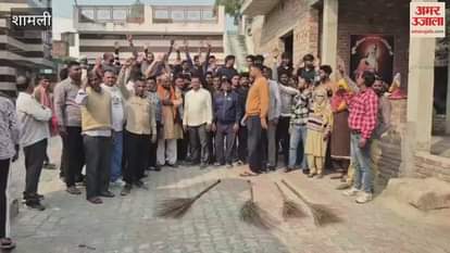 Shamli: Safai workers on indefinite strike, filth spread in the town, people in distress