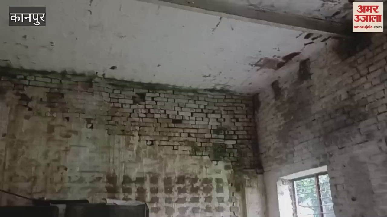 Kanpur: Children forced to study in a dilapidated building