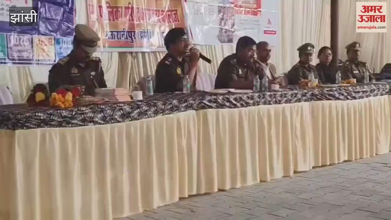 Jhansi Police School...Students should stay away from mobile phones to build their future.