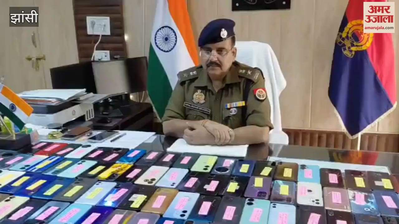 Video: Jhansi GRP returns 224 mobile phones of passengers lost in trains