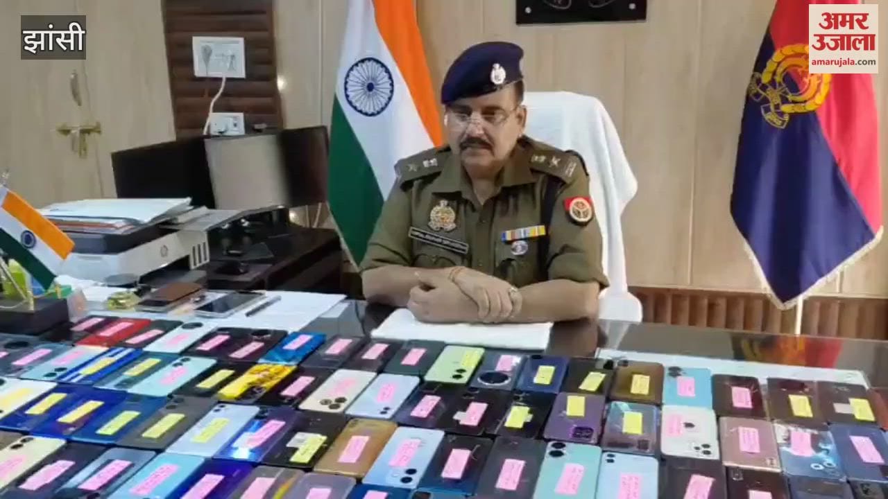 Video: Jhansi GRP returns 224 mobile phones of passengers lost in trains