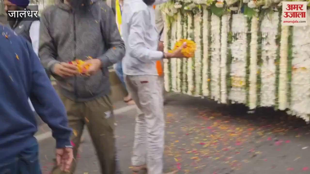 Nagar Kirtan reached Jalandhar and was welcomed with flower showers, Mayor Vineet Dhir also reached there.