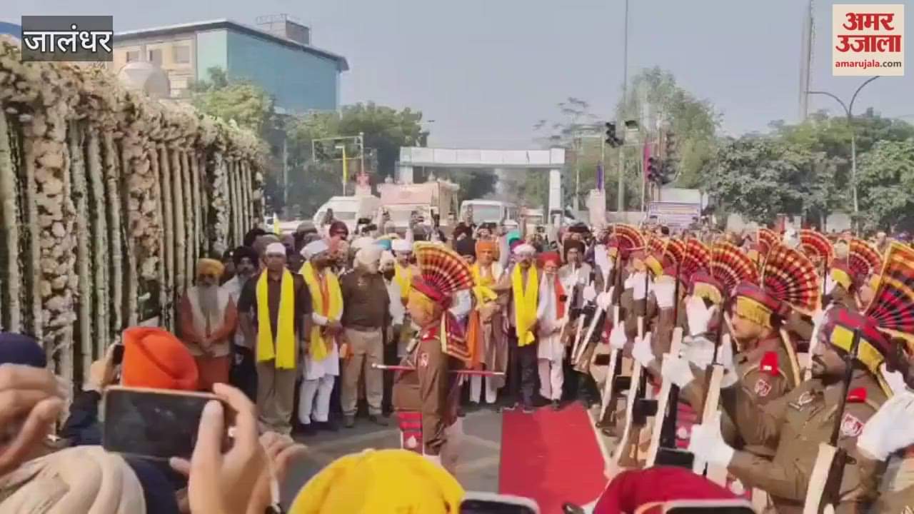Guard of honour given to Nagar Kirtan at Gurunanak Mission Chowk, Jalandhar