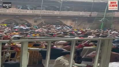 Barriers have been put up to prevent the darshan of Banke Bihari from standing in Jagmohan.