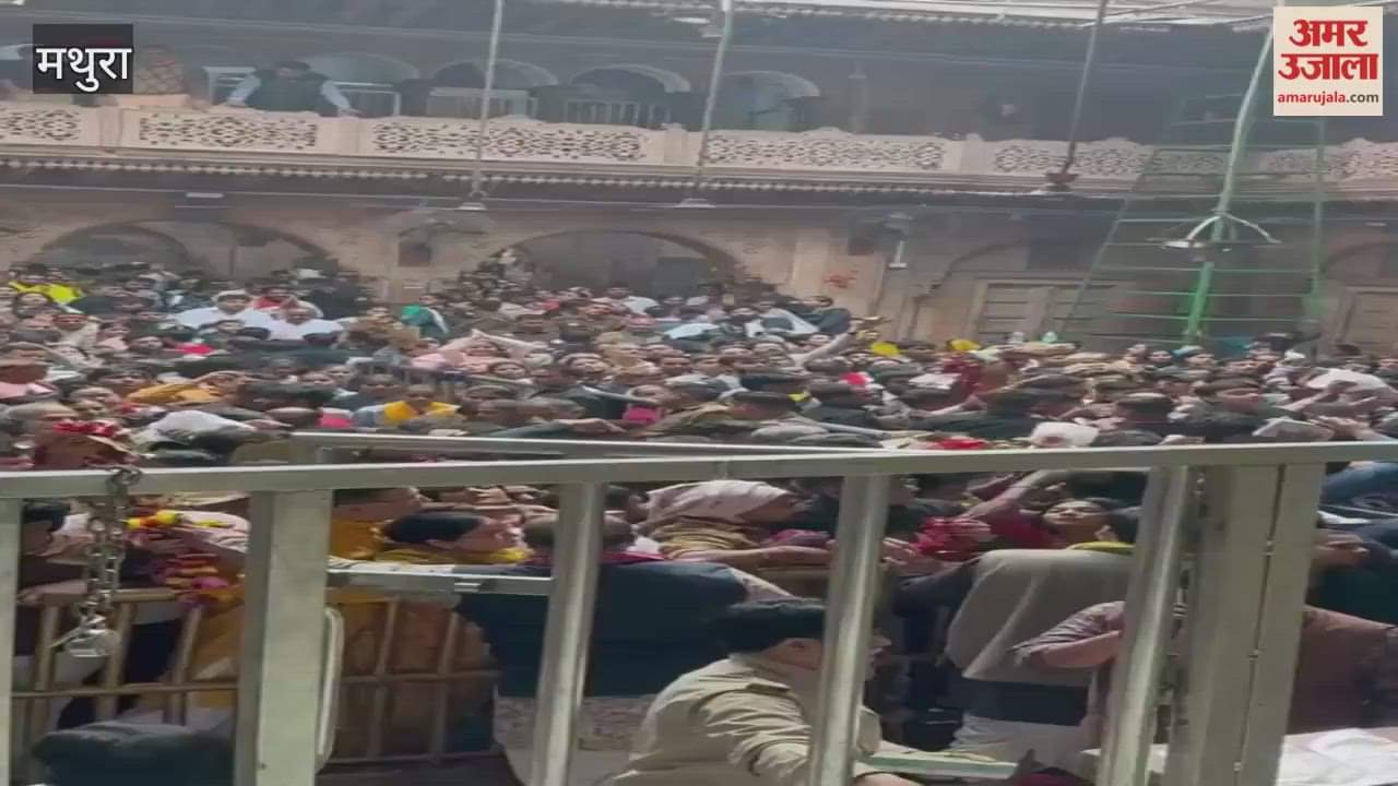 Barriers have been put up to prevent the darshan of Banke Bihari from standing in Jagmohan.