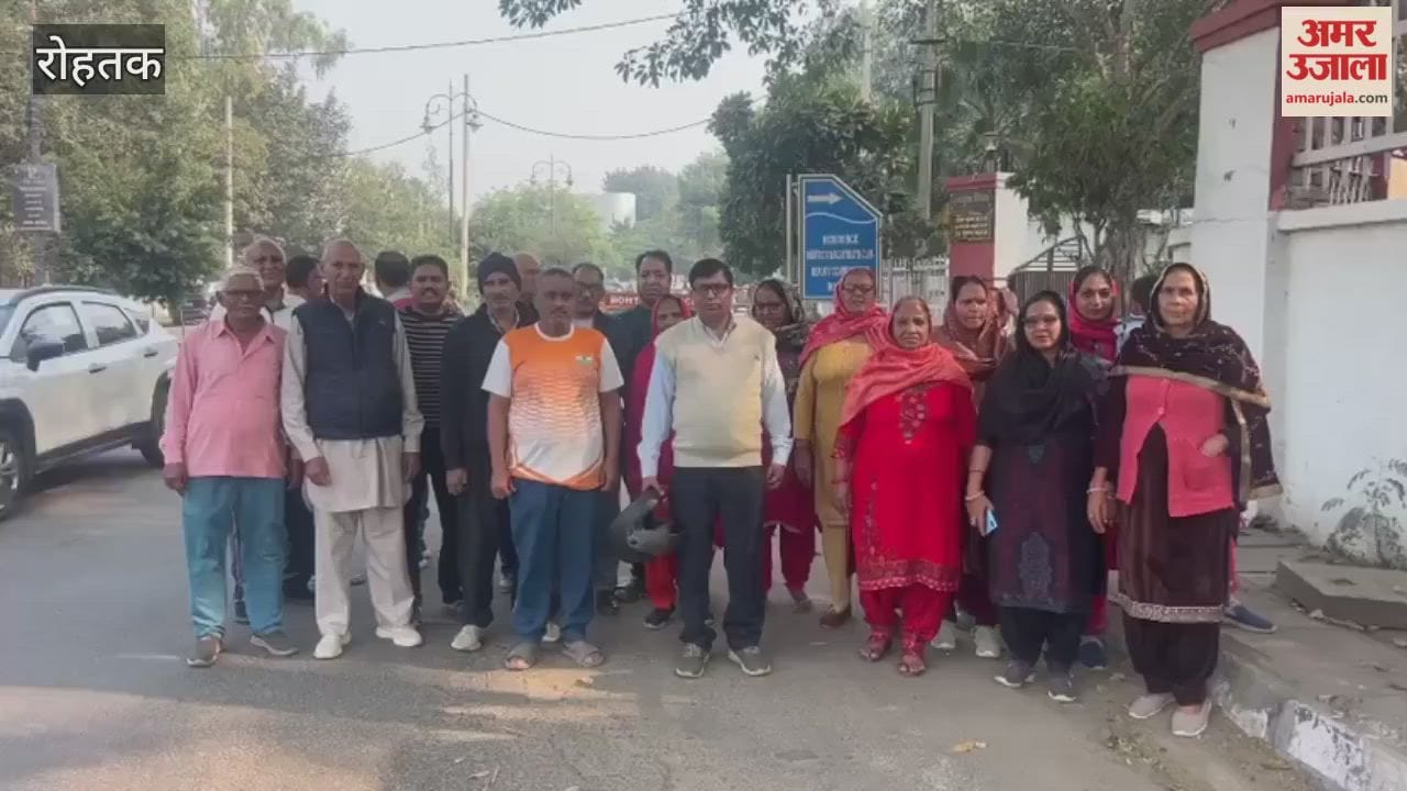 Residents of Ambedkar Colony reached the Deputy Commissioner's residence in Rohtak regarding the drinking water problem
