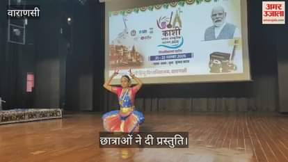 Girl students gave presentation in Kashi MP Cultural Festival