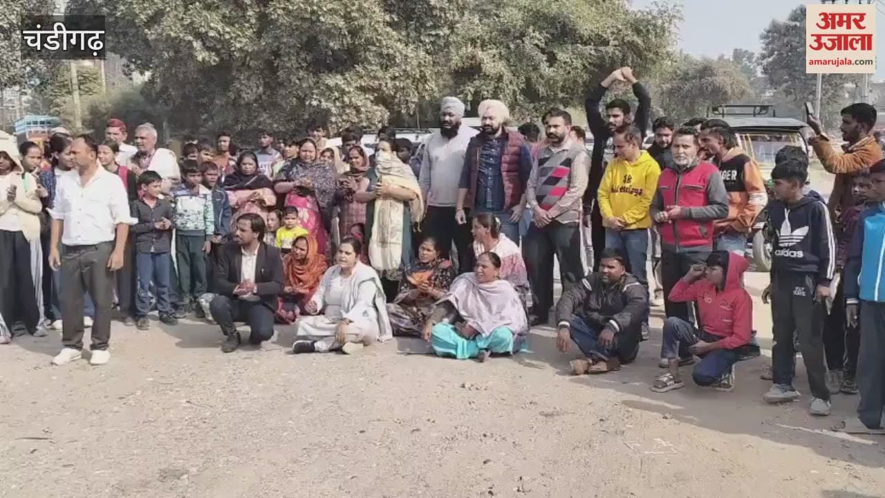 Road blockade in Indira Colony, Ward No. 4, Manimajra, demanding construction of road