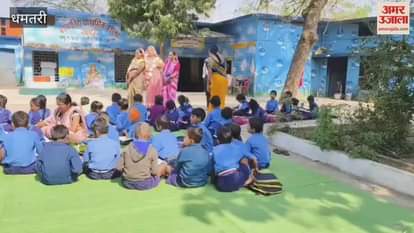 Dhamtari dilapidated school Studies are being conducted under open sky, teachers say they have complained many times