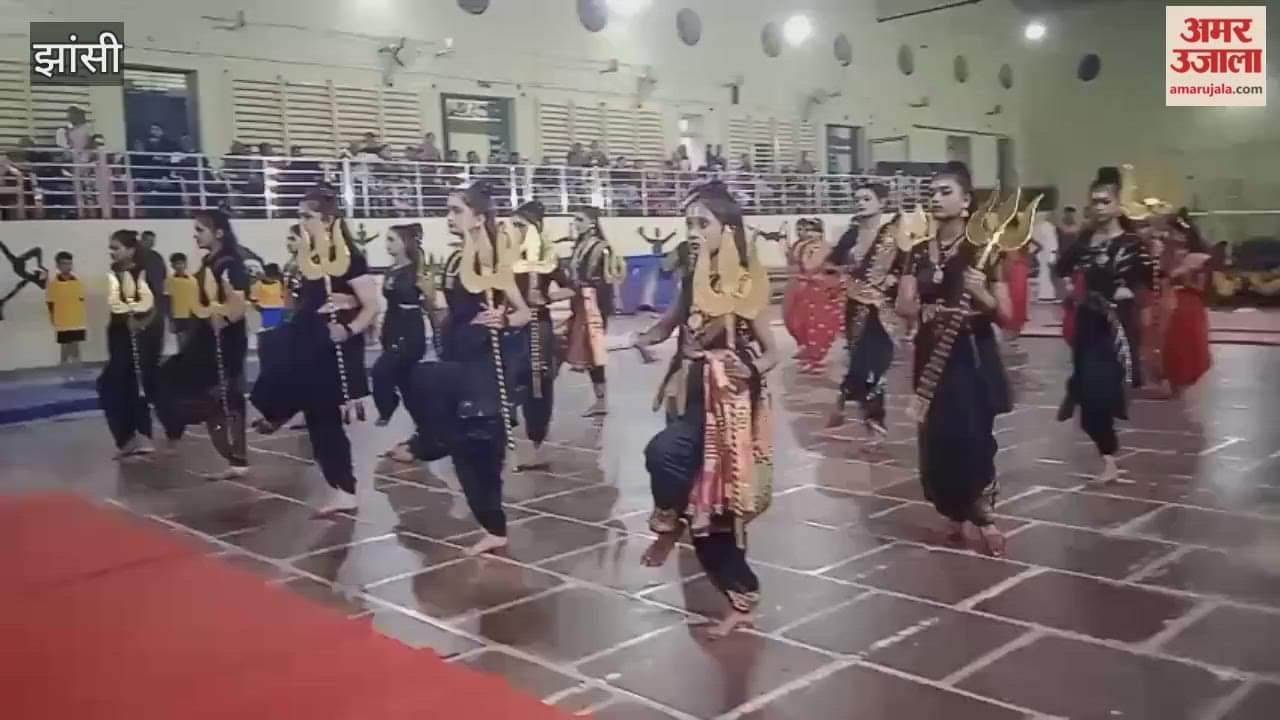 Video: Girls dressed as Lord Shiva gave a wonderful performance