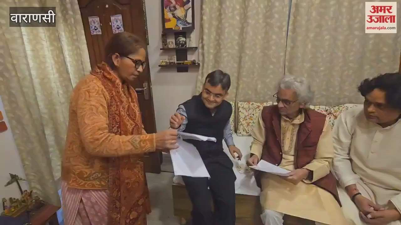 DM varanasi visits people homes to get SIR forms filled