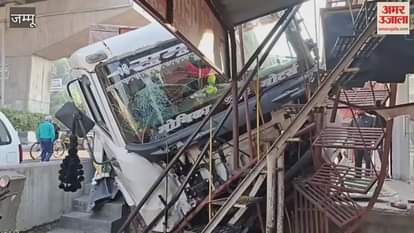 Coal-laden truck met with an accident in Samba, driver absconding; no one injured