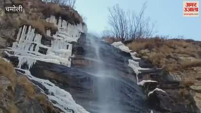 Badrinath Dham severe cold, with water from Indradhara waterfall freezing, and devotees resorting to bonfires