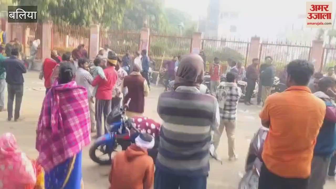 Municipal sanitation workers stopped work and spread garbage