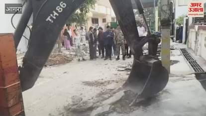 Municipal Corporation removed encroachment in Dayalbagh in agra