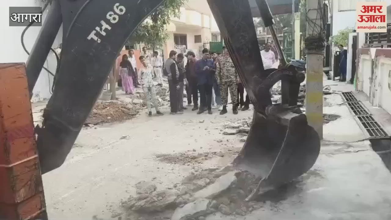 Municipal Corporation removed encroachment in Dayalbagh in agra