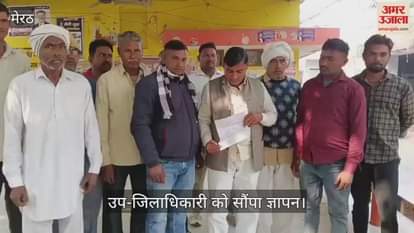 Villagers submitted a memorandum to the Deputy District Magistrate to repair the road deepened by Ganga erosion.